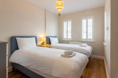 two beds sitting next to each other in a bedroom at GuestReady Cozy Dublin Hideaway in Dublin