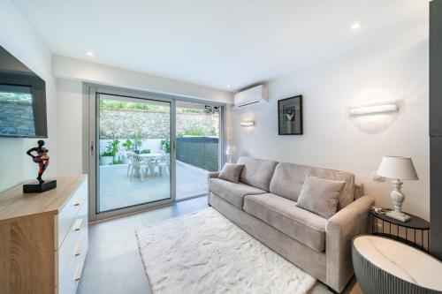 Charming bright studio with spacious outdoor area