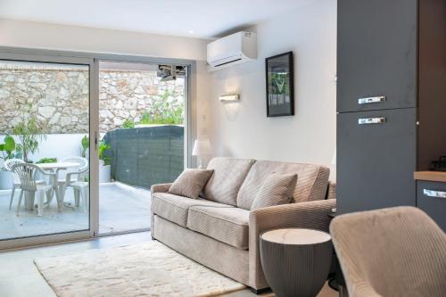Charming bright studio with spacious outdoor area