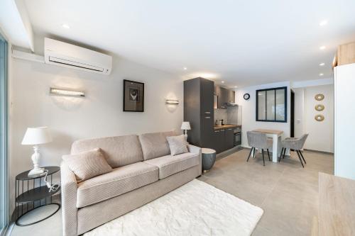 Charming bright studio with spacious outdoor area