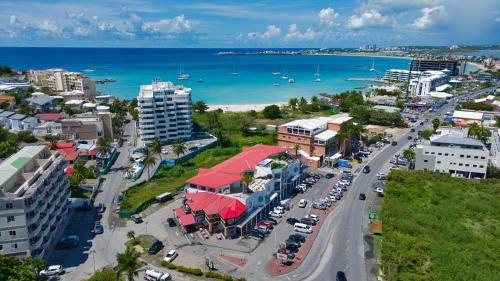 una vista aerea di una città con l'oceano di Commodore Suites, SureStay Collection by Best Western a Simpson Bay