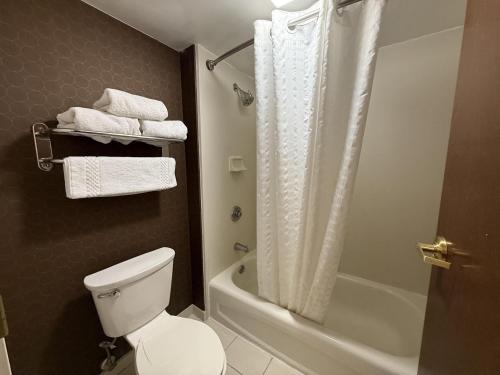 Koupelna v ubytování The Peoria Hotel, SureStay Collection by Best Western