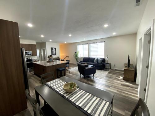 een woonkamer met een eettafel en een keuken bij Newly Built 3 Bed 2 Bath House in Evanston