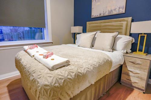 een slaapkamer met een bed met twee handdoeken erop bij Mayfield House in Newtongrange