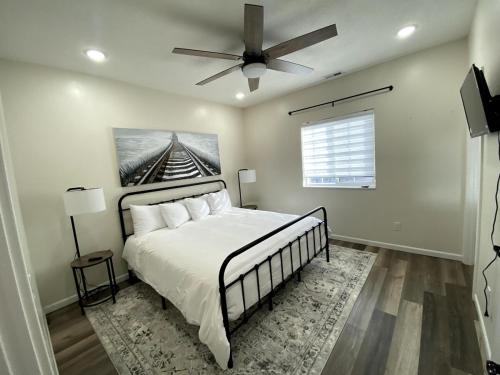 een slaapkamer met een bed met een plafondventilator bij Newly Built 3 Bed 2 Bath House in Evanston