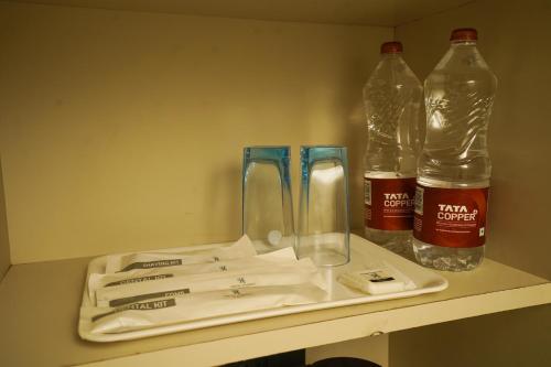 twee flessen water zittend op een tafel bij Hotel Harriet in Rāmeswaram