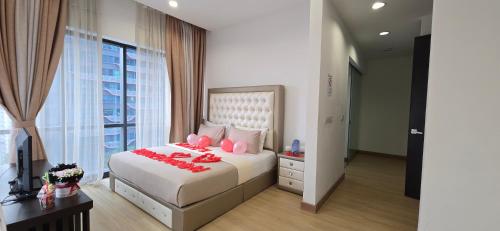 ein Schlafzimmer mit einem Bett mit roten Blumen darauf in der Unterkunft The Elements @ Ampang in Kuala Lumpur