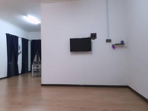 Et tv og/eller underholdning på Marang Private Pool Homestay - 3-Bedroom - Family & Group Stay