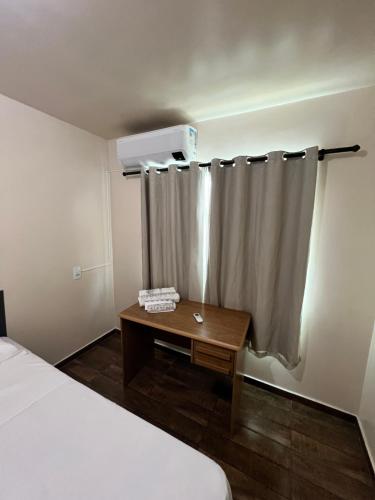 En eller flere senge i et værelse på Quarto casal Com mais 1 cama solteiro 2 andar FT