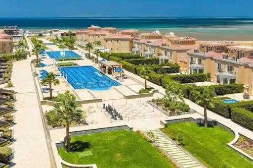 una vista aerea di un resort con piscina e oceano di Selena bay hurghada a Hurghada