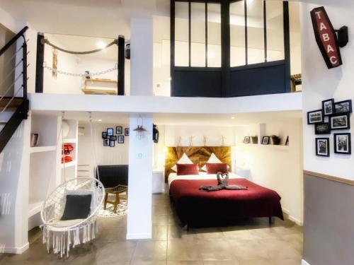 斯特拉斯堡Loft - L'esquisse - Centre的一间带红色床和阁楼的卧室