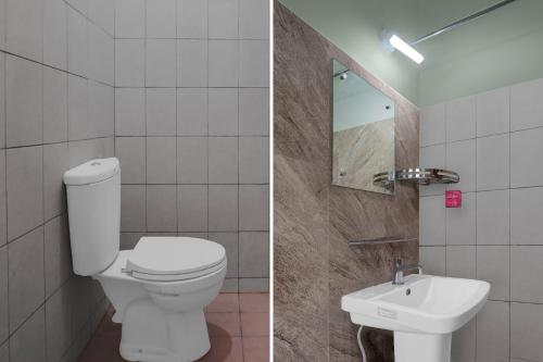 a bathroom with a toilet and a sink at OYO 94899 Homestay Syariah Near UPN in Medokanayu