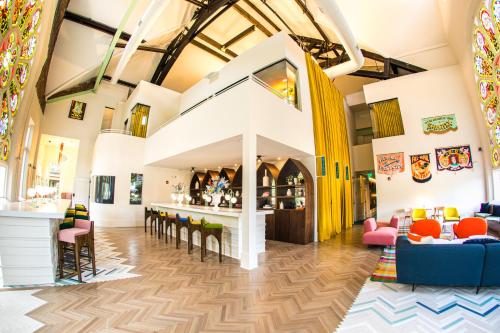 Posezení v ubytování The Russell