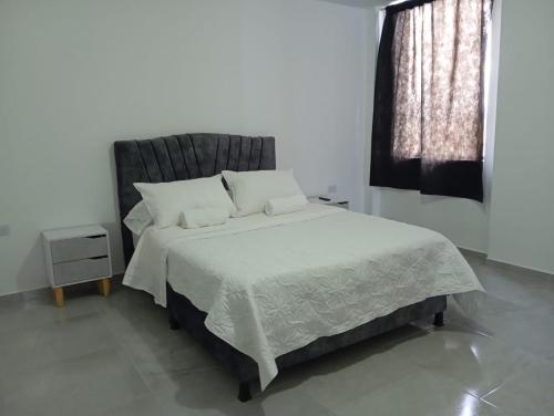 En eller flere senge i et værelse på ApartaHotel HyL Simijaca