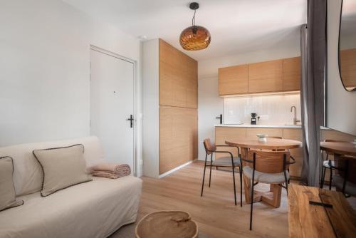 een woonkamer met een bank en een tafel bij Marrakech - Gare - CEA - STMicro in Fontaine