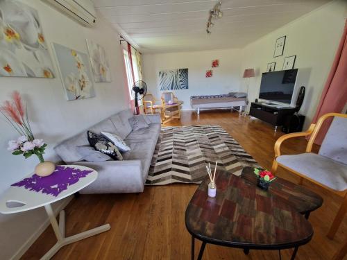 ein Wohnzimmer mit Sofa und Tisch in der Unterkunft An excursion in Paradise in Söderköping
