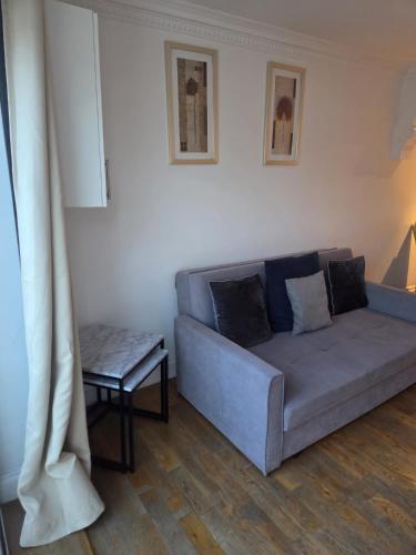 a living room with a couch and a table at Comfy Home- Coley Park in Reading