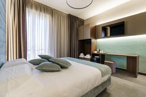 Giường trong phòng chung tại Fashion House