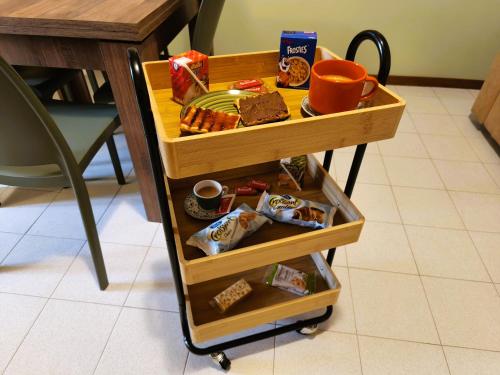 een kar met eten en snacks op een tafel bij Burro e Salvia Home in Bergamo