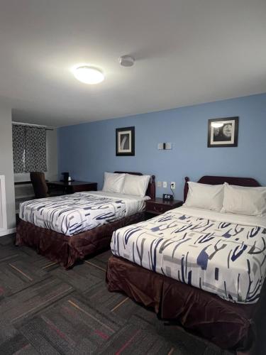 Postel nebo postele na pokoji v ubytování Chaplin Inn & Suites