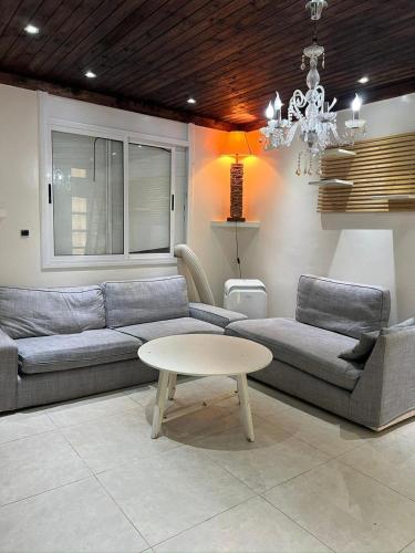 een woonkamer met een bank en een tafel bij Saidia luxury in Saidia 