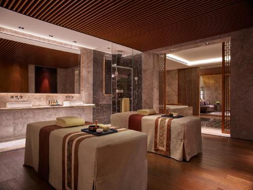 Postel nebo postele na pokoji v ubytování NUO Hotel Beijing
