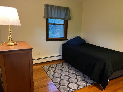 Giường trong phòng chung tại Entire Home in East Haven, Connecticut