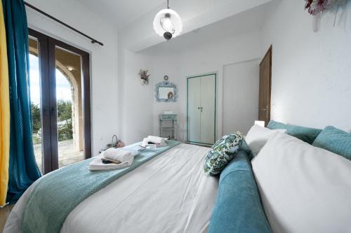 un letto grande in una stanza con una finestra di Villa Dianne Apt 1 Livadi Arachovas ad Aráchova