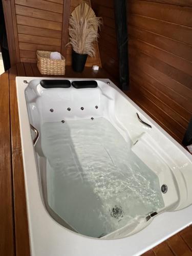 a white bath tub sitting on top of a counter at Chalé das pedras in Massaranduba