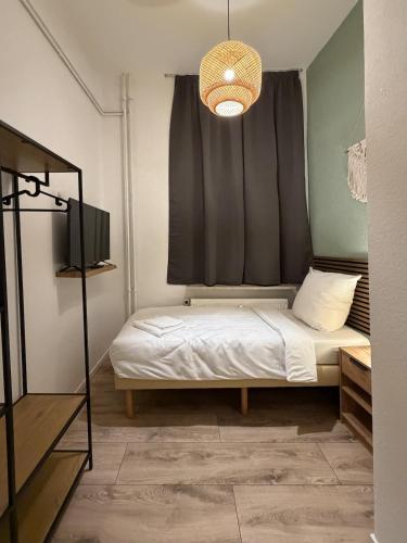 a small bedroom with a bed and a window at Gemütliche 3-Zimmer-Wohnung mit Parkplatz in Itzehoe