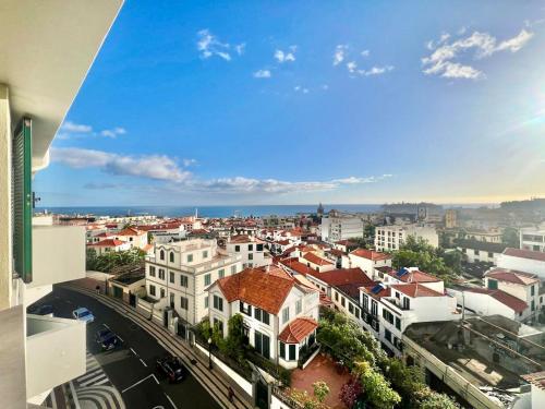 een uitzicht op een stad vanuit een gebouw bij View in Bicas