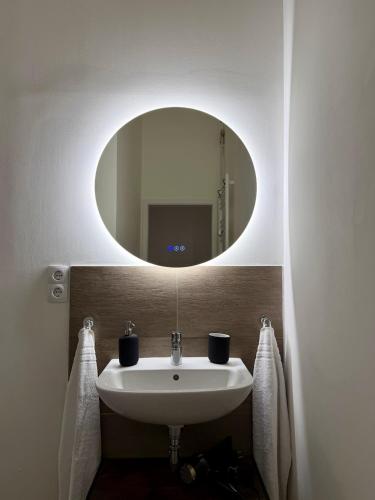 a bathroom with a sink and a mirror at Gemütliche 3-Zimmer-Wohnung mit Parkplatz in Itzehoe