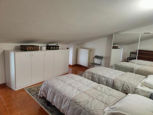 una camera da letto con due letti e uno specchio di Casa Viola della Maiella a Pennapiedimonte