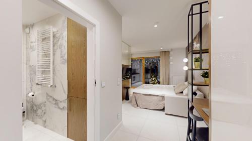 Ein weißes Zimmer mit einem Bett und einem Bad. in der Unterkunft Wroclove Apartments in Breslau