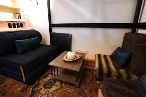 ein Wohnzimmer mit Sofa und Tisch in der Unterkunft Studio design Pigalle Montmartre in Paris