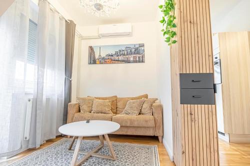 Stylish 1BR Apartment with Balcony Quick City Access