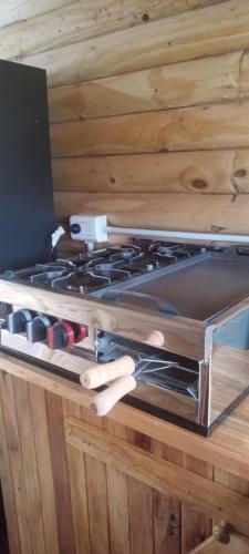 Verde Oliva في فيديراسيون: فرن موقد موضوع داخل جدار خشبي