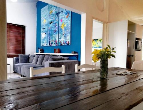 een woonkamer met een tafel en een bank bij La Oursha Apartment in Pointe aux Biches