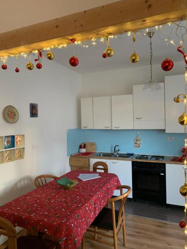 een keuken met een tafel met een rode tafellaken bij Appartamento luna, vicino centro storico in Spilimbergo