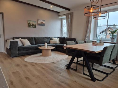 een woonkamer met een bank en een tafel bij Haus Waldbach - nahe Nassfeld - Pressegger See in Köstendorf