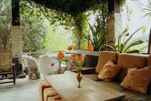 patio con tavolo e alcuni fiori di Mahakala Center a Petrovac na Moru