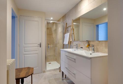 Ένα μπάνιο στο Hotel La Roseraie