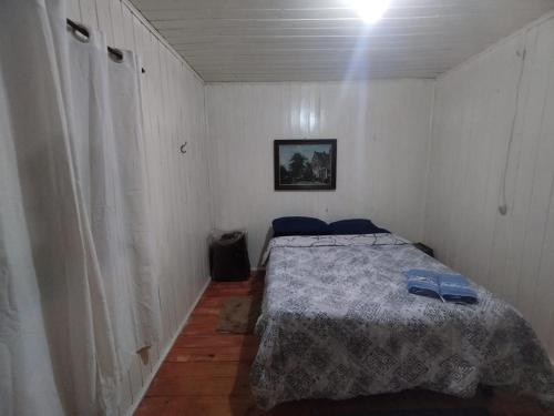 Een bed of bedden in een kamer bij Quarto Cama Casal