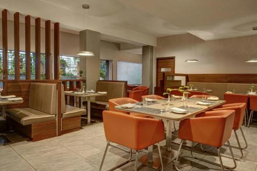 Posezení v ubytování The Fern Residency Vadodara, Series by Marriott