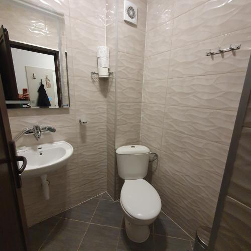 ein Badezimmer mit Toilette und Waschbecken in der Unterkunft Lake View Deluxe Tryavna in Trjawna