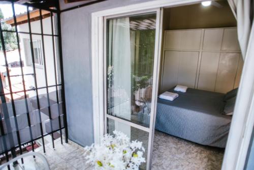 a small room with a bed and a window at Donde topa in Las Heras