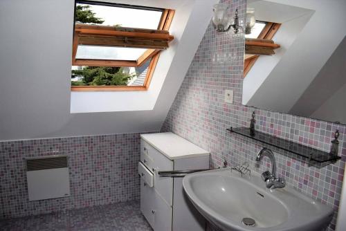 Et badeværelse på Villa avec jardin dans un quartier calme au centre de Perros-Guirec - Réf 934