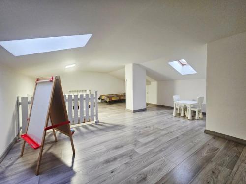 una stanza vuota con una lavagna e un soggiorno di Bracka Loft a Żywiec