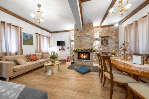 un soggiorno con divano e camino di Villa Dianne - Your Home in Mount Parnassos ad Aráchova