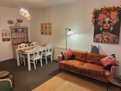 Khu vực ghế ngồi tại COZY Apartment 4